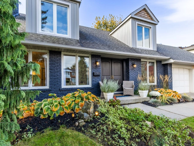 house with garden web